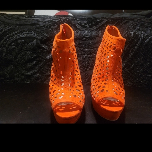 Women Heels - Picture 2 of 3